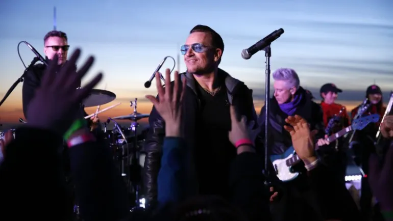 Γλύτωσε στο τσακ ο Bono την πτώση του Lear Jet του