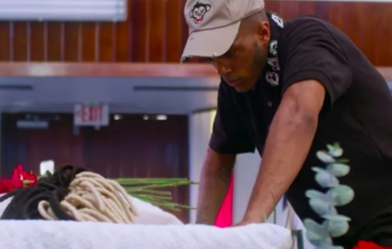 Όταν η ζωή κάνει πλάκα, ο XXXTentacion παρακολουθεί την κηδεία του στο βίντεο του Sad