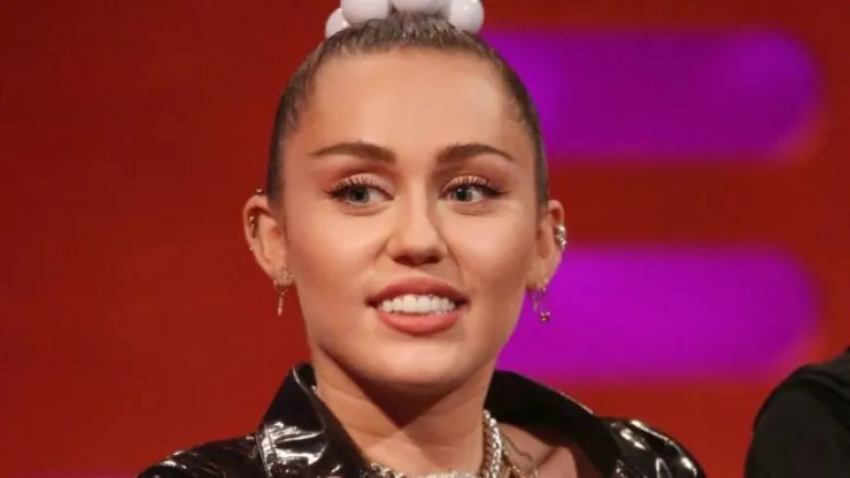 H Miley Cyrus μετέτρεψε σε φεμινιστικούς τους στίχους του Santa Baby στον Jimmy Fallon