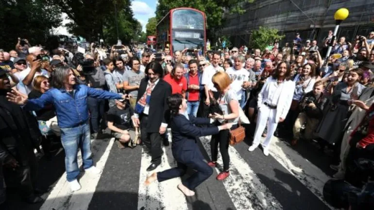 Abbey Road πέρασαν 50 χρόνια: Πλήθος κόσμου στην επέτειο της βόλτας των Beatles στην Abbey Road