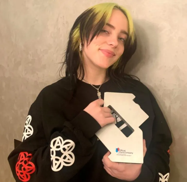 Η Billie Eilish στο Νο 1 της Αγγλίας με το τραγούδι του James Bond