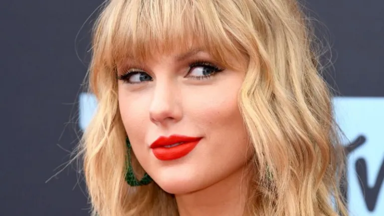 Το άλμπουμ της Taylor Swift, Folklore, είναι το πρώτο με 1 εκατ. στο 2020 