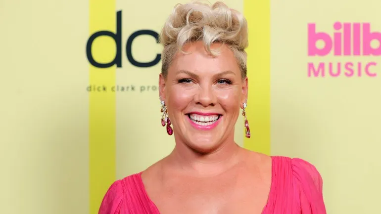 P!nk η γυναίκα που παίχτηκε περισσότερο στο ραδιόφωνο στην Αγγλία στον 21ο αιώνα