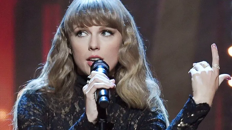 8ο Νο 1 άλμπουμ για την Taylor Swift στην Αγγλία με την νέα έκδοση του Red