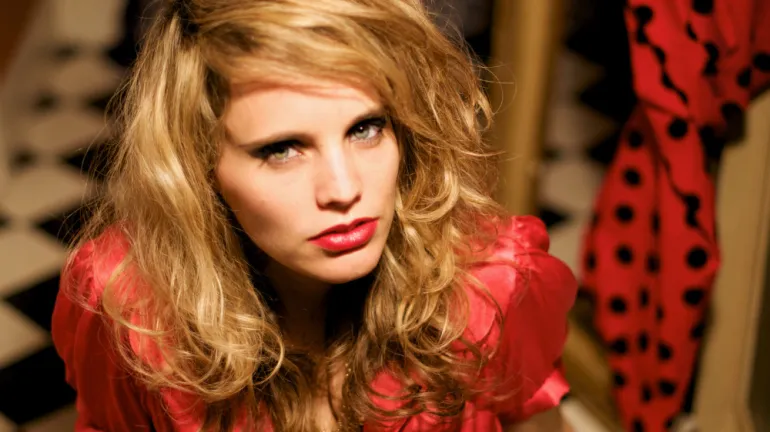 10 χρόνια πριν, το 2011  Anna Calvi - Desire 