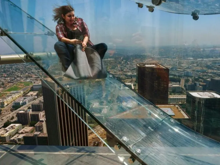 Μία γυάλινη, διάφανη τσουλήθρα στον 70o όροφο ουρανοξύστη στο Λος Άντζελες μόνο για τολμηρούς