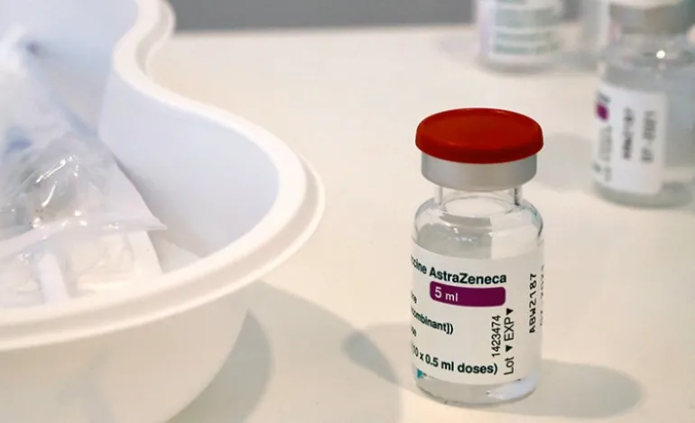 Εμβόλιο AstraZeneca: Νέο, αν και σπάνιο, κίνδυνο εντόπισαν επιστήμονες   