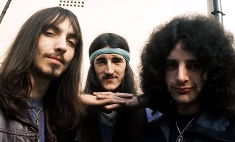 Death Walks Behind You-Atomic Rooster