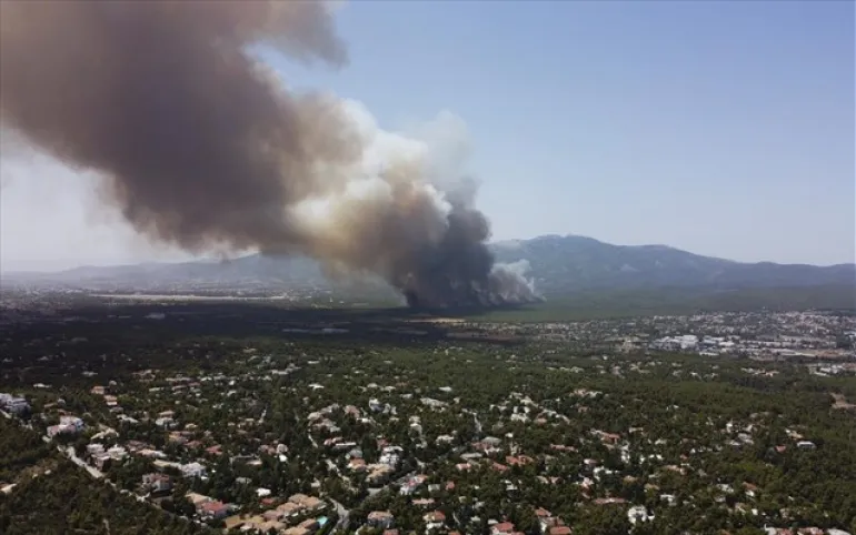 Τι αναφέρει το meteo για την πυρκαγιά στη Βαρυμπόμπη: Ακραία συμπεριφορά πυρός