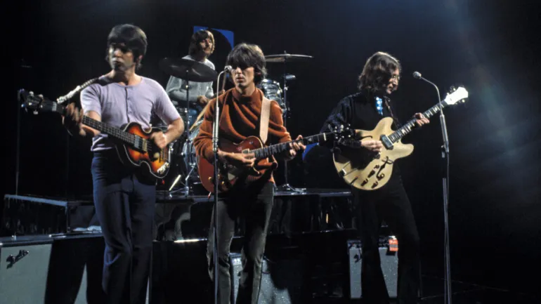 “Revolution”: Το τραγούδι των Beatles, αποτέλεσμα μιας πίεσης για το - αγαπημένο - θέμα του John Lennon, την επανάσταση...