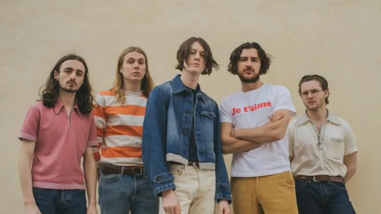 Οι Blossoms στο Νο 1 των άλμπουμ στην Αγγλία