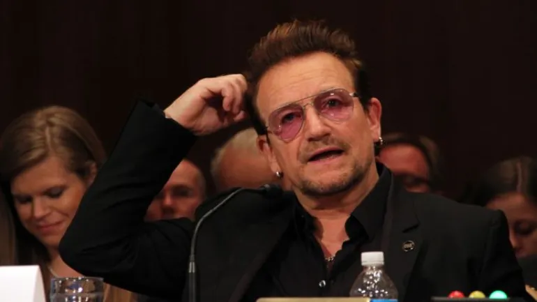 O Bono ζητά από την Γερουσία των ΗΠΑ να στείλει κωμικούς για την καταπολέμηση του βίαιου εξτρεμισμού...