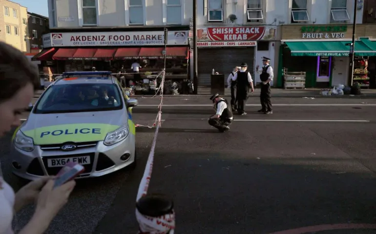 Λονδίνο: Βαν έπεσε πάνω σε πεζούς κοντά σε τζαμί - ένας νεκρός, 10 τραυματίες