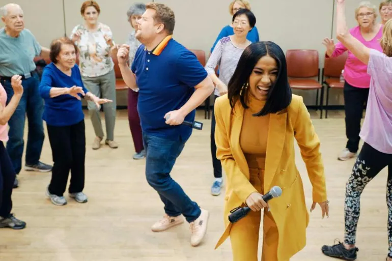 Η Cardi B τραγουδά σε ένα γηροκομείο σε ένα βίντεο των ημερών