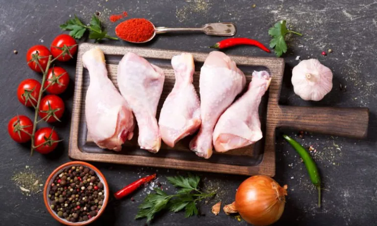 Ωμό κοτόπουλο: 8 λάθη που βάζουν σε κίνδυνο την υγεία σας