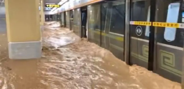 Τρομερές πλημμύρες στην Κίνα: Πνίγονταν μέσα στα βαγόνια και τις στοές του μετρό