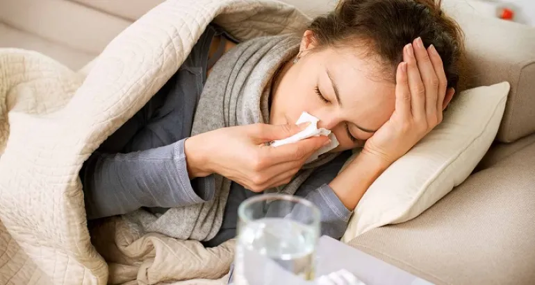3 πράγματα που πρέπει οπωσδήποτε να έχουμε μαζί μας στη γρίπη και το κρυολόγημα