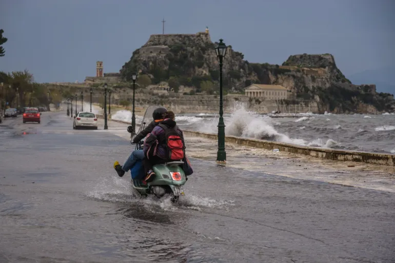 Κακοκαιρία: Η 'Βικτώρια' περνάει από την Αθήνα - Καταστροφές σε Κέρκυρα, Κεφαλονιά