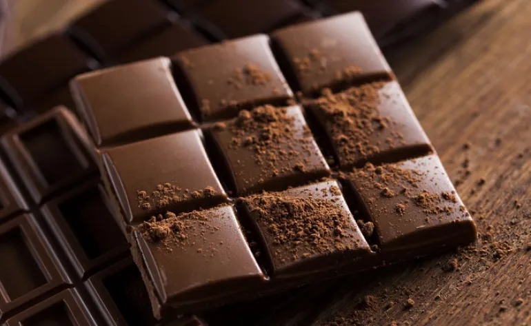  6 επιστημονικά αποδεδειγμένα οφέλη της μαύρης σοκολάτας για την υγεία μας