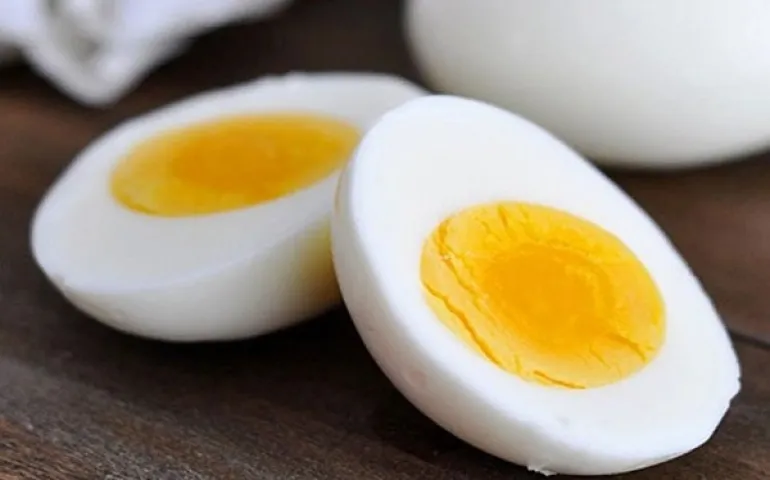 Πόσες θερμίδες έχει ο κρόκος ενός αυγού και πόσες το ασπράδι;