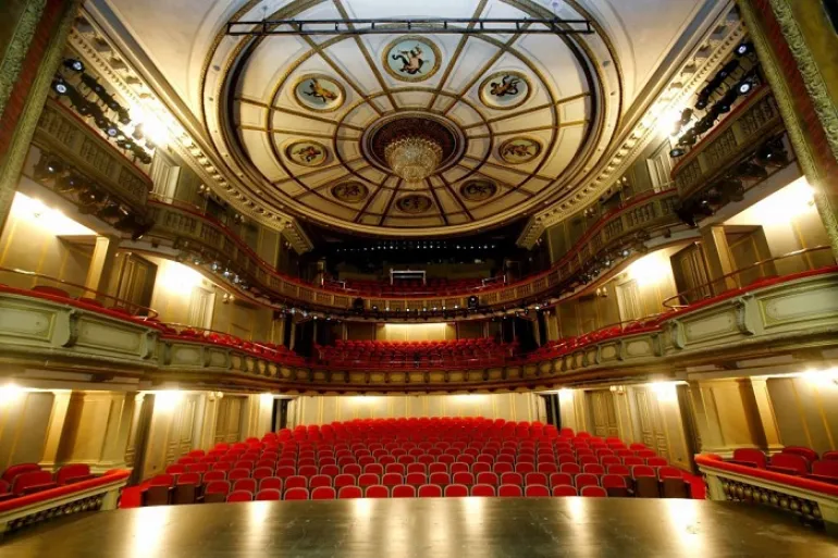 Η ιστορική αυλαία του Δημοτικού Θεάτρου Πειραιά επιστρέφει μετά από 93 χρόνια 