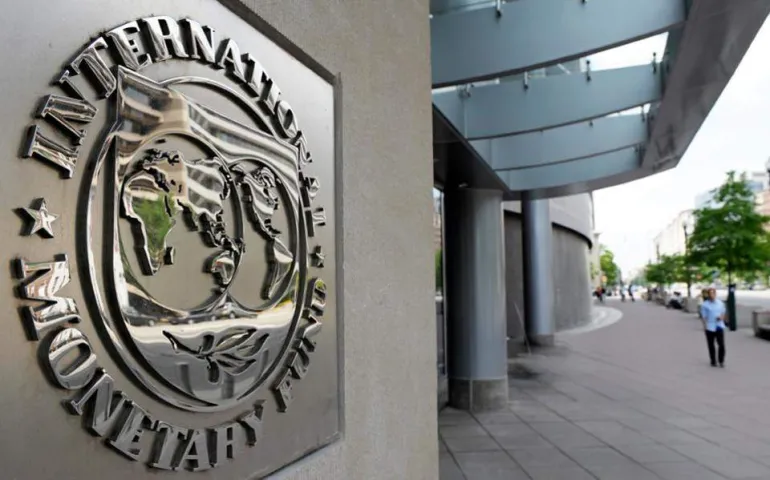 Το ΔΝΤ κατεβάζει τον πήχη της ανάπτυξης