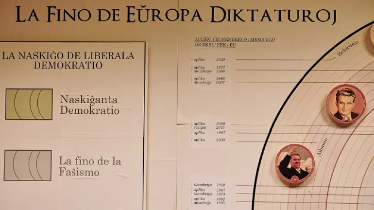 Domo de Eŭropa Historio en ekzilo (Το Σπίτι της Ευρωπαϊκής Ιστορίας στην Εξορία) - Μια φουτουριστική ιστορία του παρόντος με άφθονο μαύρο χιούμορ έρχεται στη Στέγη...