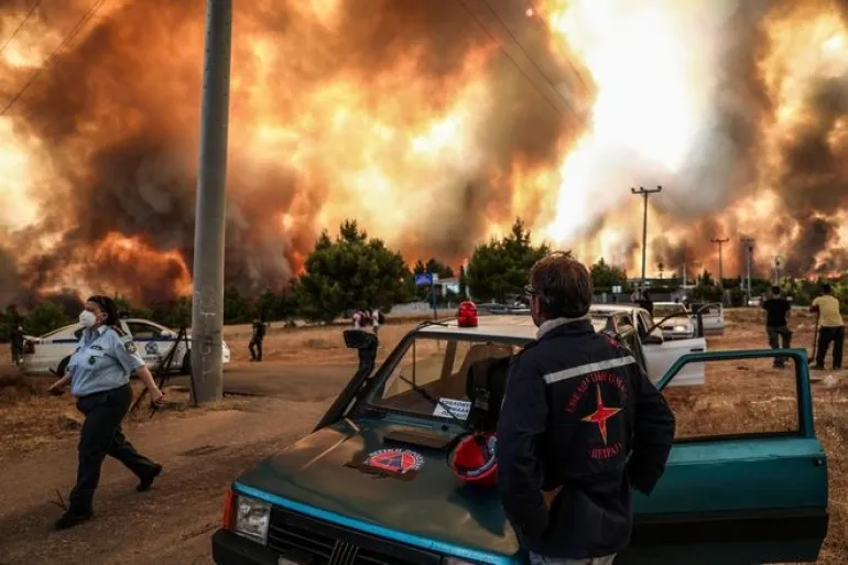 Χιλιάδες Έλληνες ζουν εφιαλτικές στιγμές, η φωτιά είναι ανεξέλεγκτη σε πολλά σημεία της χώρας