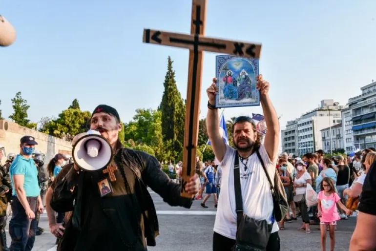 Με σημαίες, σταυρούς και καταγγελίες για… τσιπάκια βγήκαν στους δρόμους αντιεμβολιαστές σε Αθήνα – Θεσσαλονίκη