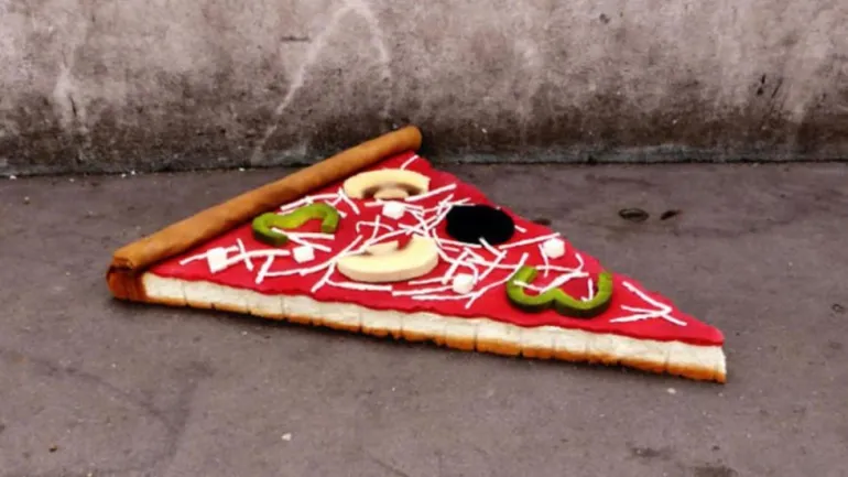 Καλλιτέχνης δημιουργεί φαγητά στους δρόμους του Παρισιού, χρησιμοποιώντας εγκαταλελειμμένα στρώματα...