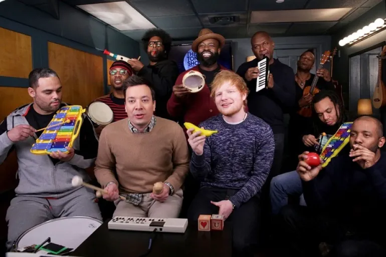 Ο Ed Sheeran τραγουδά το “Shape Of You με παιδικά όργανα/παιχνίδια