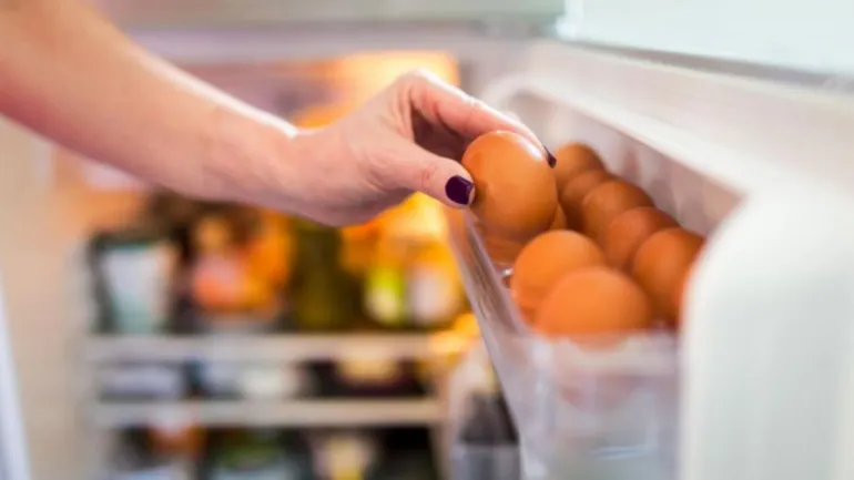 Γιατί δεν πρέπει να βάζεις ποτέ τα αβγά στην πόρτα του ψυγείου;