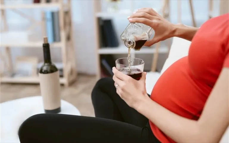 Η κατανάλωση αλκοόλ κατά την εγκυμοσύνη και το θηλασμό μπορεί να επηρεάσει το μωρό
