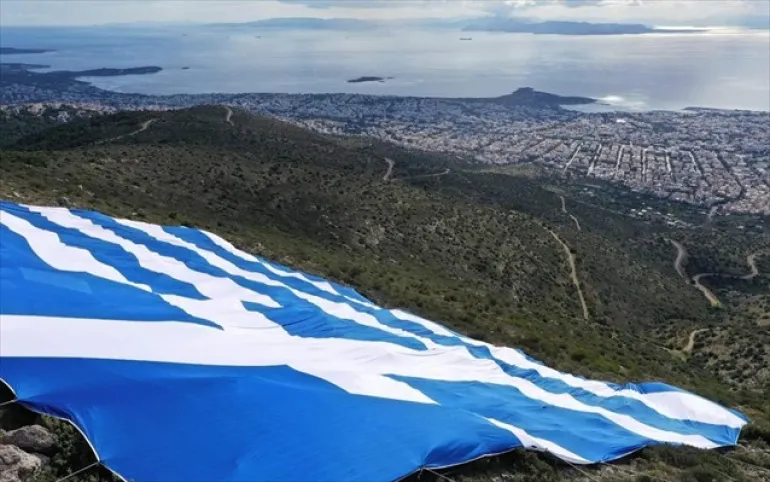 Ελληνική σημαία 4.000 τ.μ. τοποθέτησε στον Υμηττό ο Δήμος Γλυφάδας