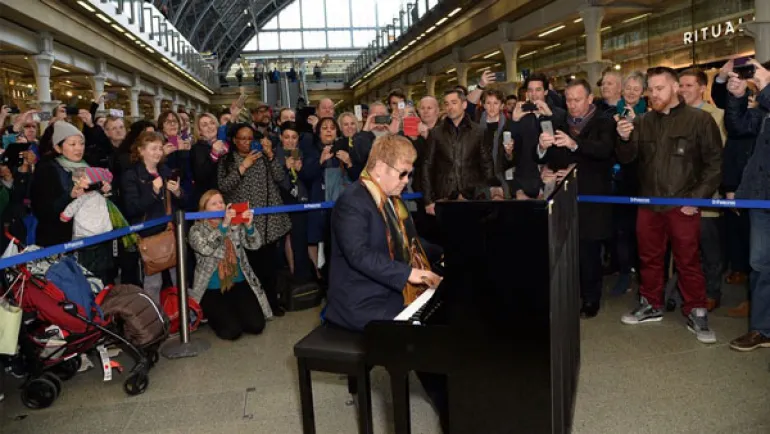 Ο Elton John παίζει πιάνο στους δρόμους του Λονδίνου...