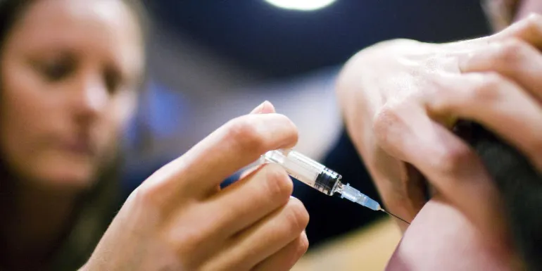 Το πρώτο σοβαρό κρούσμα γρίπης στην Ελλάδα – Ποιοι, πότε και πώς πρέπει να κάνουν αντιγριπικό εμβόλιο