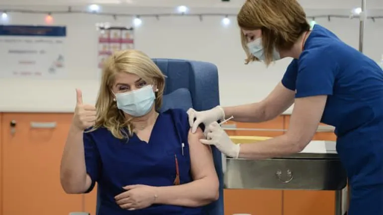 Ξεκίνησαν οι εμβολιασμοί στην Ελλάδα – Πρώτη η νοσηλεύτρια του «Ευαγγελισμού»