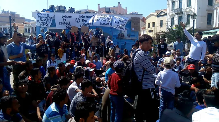 Χιλιάδες μετανάστες κάνουν διαδήλωση για να φύγουν από τη Λέσβο