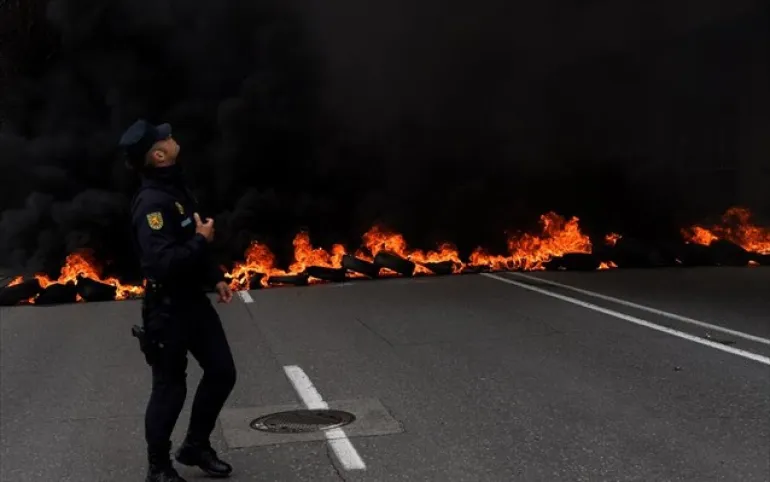 Γαλλία: Πυρπολήθηκαν 897 αυτοκίνητα στο περιθώριο των εορτασμών της εθνικής επετείου