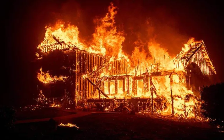 Δεκάδες χιλιάδες άνθρωποι εγκατέλειψαν τα σπίτια τους στην Καλιφόρνια υπό την απειλή πυρκαγιών