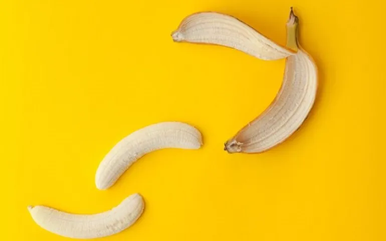 Φλούδα μπανάνας: Πριν την πετάξετε, δείτε τις απίθανες χρήσεις της