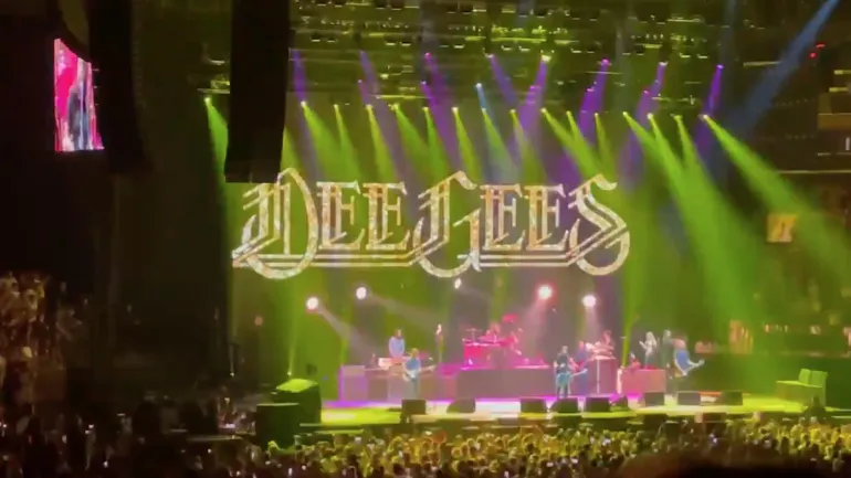 Οι Foo Fighters σαν Dee Gees διασκευάζουν Bee Gees και διασκεδάζουν την Νέα Υόρκη