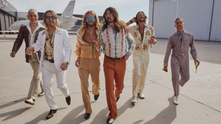 Οι Foo Fighters θα κυκλοφορήσουν δίσκο με διασκευές Bee Gees με το όνομα Dee Gees