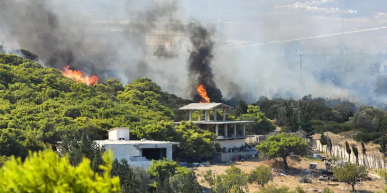 Φωτιά στην Κερατέα: Καίγονται σπίτια -Εκκενώνονται Ανάβυσσος, Παλαιά Φώκαια 