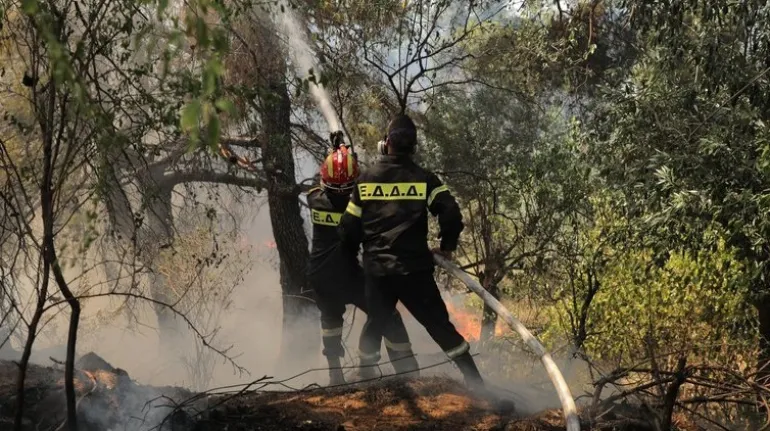 Εκτός ελέγχου η φωτιά στη Σταμάτα: Στα σπίτια η πυρκαγιά