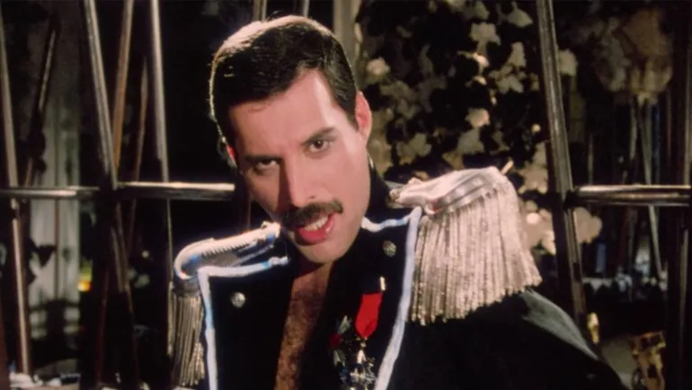 Η μοναξιά στο αποκορύφωμα της: Living On My Own-Freddie Mercury (1985)