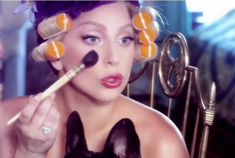 Η Lady Gaga ανεβάζει φωτογραφία χωρίς makeup...