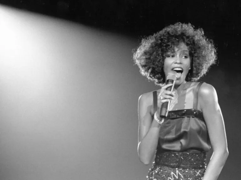 36 χρόνια πέρασαν από το πρώτο ομώνυμο άλμπουμ της Whitney Houston