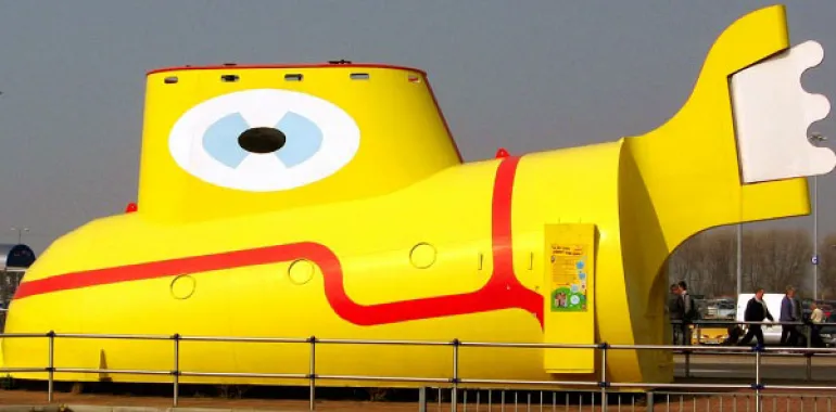 Η ιστορία πίσω από το κίτρινο υποβρύχιο στο αεροδρόμιο John Lennon του Λίβερπουλ...;