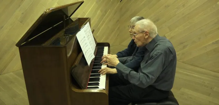 Ένας 90χρονος άντρας με τη σύζυγο του, παίζουν Bach σε ένα υπέροχο video...